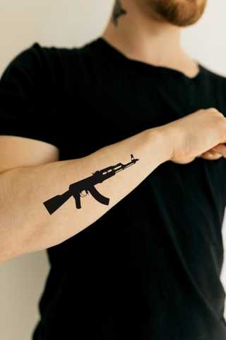 42 татуировки АК-47 или автомата Калашникова (и их значение)