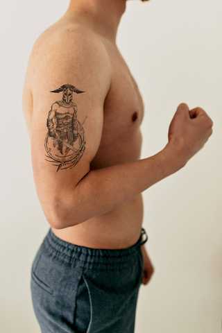 Значение татуировки воин в доспехах (45+ фото)