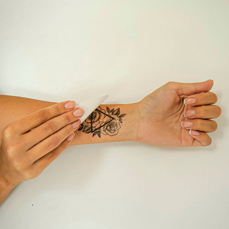 Обработка кожи перед и во время нанесения татуировки.